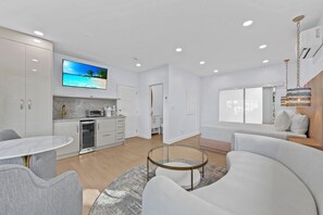 Smart TV - Beachside Bliss • Renovated Studio • Walk to Ocean & Restaurants + Saltwater Pool (Fort Lauderdale)