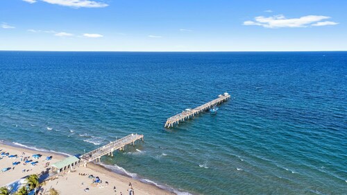 Beachside Bliss • Renovated Studio • Walk to Ocean & Restaurants + Saltwater Pool