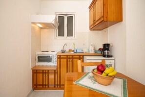 Refrigerador, horno, cafetera y tetera y periquera