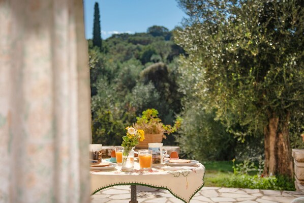 Outdoor dining - Corfu apartment with shared pool near Saint Spyridon beach (Saint Spyridon)