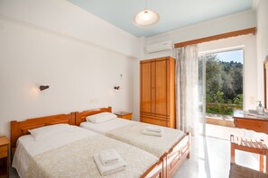 Tabla de planchar con plancha, wifi gratis y ropa de cama