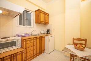 Kylskåp, ugn, kaffe- och tebryggare och barnstol