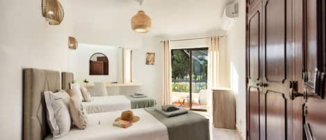 Twin bedroom with air con