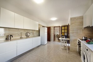 Spacious kitchen - Single-level 3 bedroom villa with private pool in Vilamoura (Vilamoura)