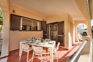 Dinning on terrace - Single-level 3 bedroom villa with private pool in Vilamoura (Vilamoura)
