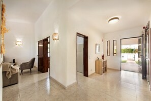 Entrance to lounge and kitchen - Single-level 3 bedroom villa with private pool in Vilamoura (Vilamoura)