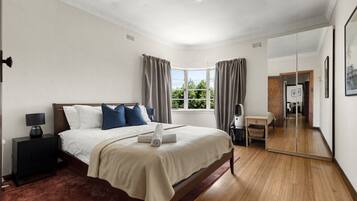 2 habitaciones, escritorio, tabla de planchar con plancha y wifi