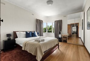 2 habitaciones, escritorio, tabla de planchar con plancha y wifi 