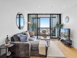 TV, offices - Premium 2BR Valley Stay, Parking Free (Fortitude Valley)