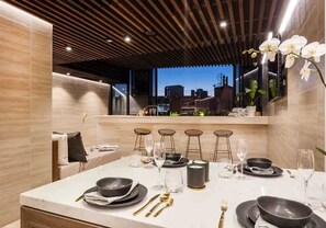 Dining - Premium 2BR Valley Stay, Parking Free (Fortitude Valley)