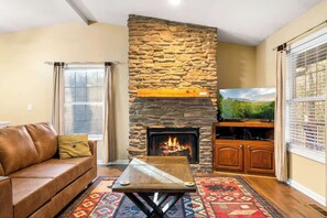 Televisión y chimenea 