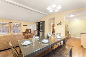 Dining - Cozy Mountain Family Getaway with Hot Tub in Prime Location (Pigeon Forge)