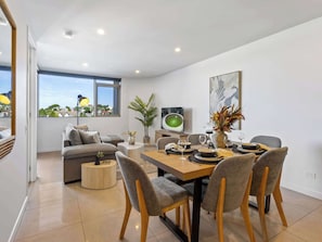 TV, offices - Gabba Retreat - Rooftop Pool & Stunning City View (East Brisbane)