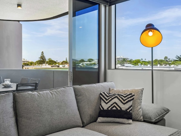 TV, offices - Gabba Retreat - Rooftop Pool & Stunning City View (East Brisbane)