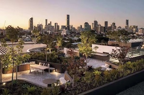 Outdoor dining - Gabba Retreat - Rooftop Pool & Stunning City View (East Brisbane)