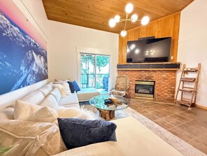 Smart TV, chimenea y futbolito 