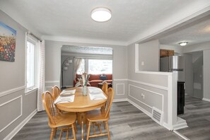 Dining - Charming and relaxed home close to downtown (Cleveland)