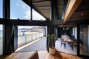 Villa, erkély, kilátással a tengerre | Belső rész