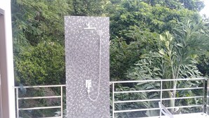 A vertical mosaic water feature on a balcony with a metal railing, surrounded by lush greenery. - Great Sea View Mountain Villa Koh Samui (Koh Samui)
