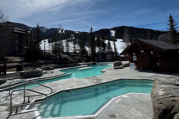 Una piscina al aire libre, una piscina climatizada