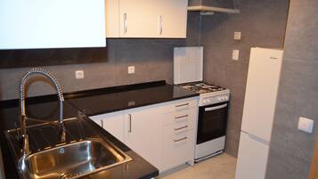 Jääkaappi, mikroaaltouuni, uuni, liesi