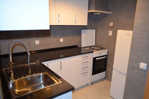 Frigorífico, microondas, horno y placa de cocina