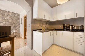 Fridge, microwave, oven, stovetop - Casa Vitorino – 5 Minutes’ Walk from Mareta Beach (Sagres)