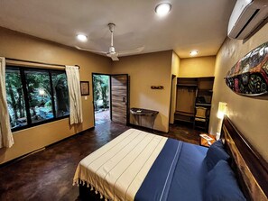 Fer et planche à repasser, accès Internet, draps fournis