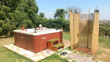 Outdoor spa tub