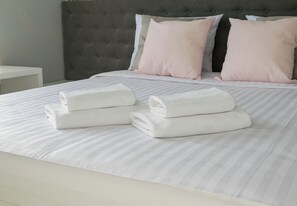 Iron/ironing board, WiFi, bed sheets - Metro Płocka Urban Oasis Apartment (Warszawa)