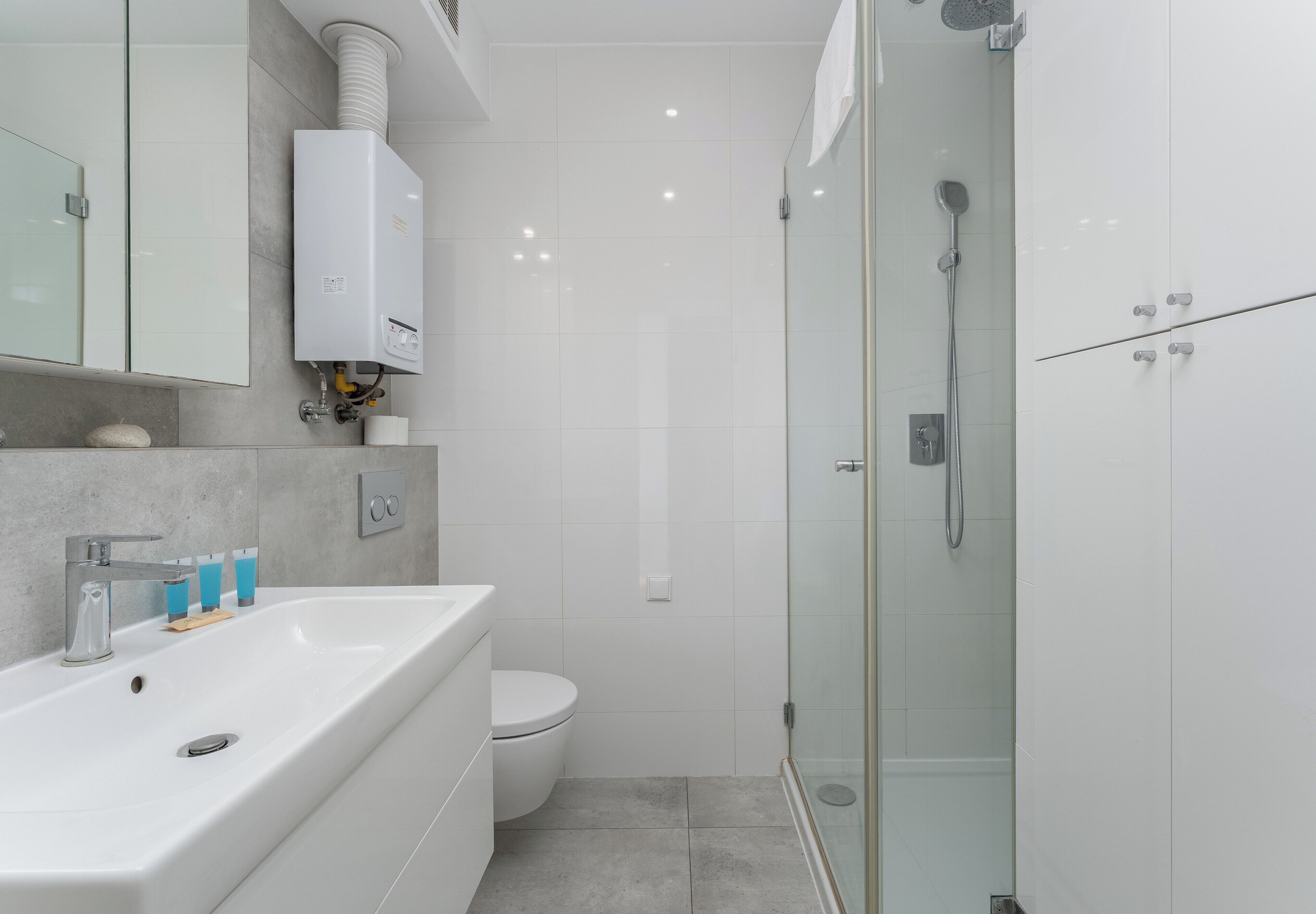 Regadera, secadora de cabello, toallas 