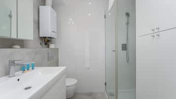 Regadera, secadora de cabello, toallas