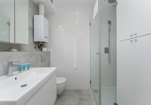 Regadera, secadora de cabello, toallas 