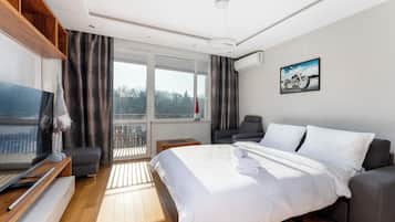 Tabla de planchar con plancha, wifi y ropa de cama