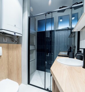 Shower, hair dryer, towels - Krakowska Downtown Deluxe Apartment (Poznań)