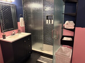 Shower, towels, soap, toilet paper - Superb 3-bedroom house with AC in charming San Antonio (San Antonio)