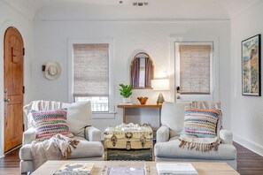 Interior - Charming TCU Cottage, Walk to Campus, 28 Min to AT&T Stadium -  FIFA 2026 (Fort Worth)