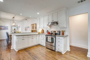 Fridge, microwave, oven, stovetop - Charming TCU Cottage, Walk to Campus, 28 Min to AT&T Stadium -  FIFA 2026 (Fort Worth)