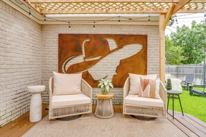 Terrace/patio - Charming TCU Cottage, Walk to Campus, 28 Min to AT&T Stadium -  FIFA 2026 (Fort Worth)