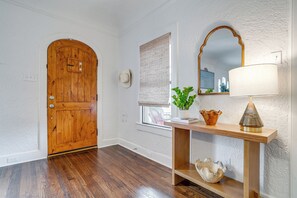 Interior - Charming TCU Cottage, Walk to Campus, 28 Min to AT&T Stadium -  FIFA 2026 (Fort Worth)