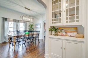 Dining - Charming TCU Cottage, Walk to Campus, 28 Min to AT&T Stadium -  FIFA 2026 (Fort Worth)