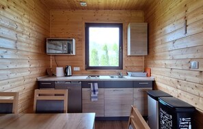 Kylskåp, mikrovågsugn, spishäll och grytor/köksredskap