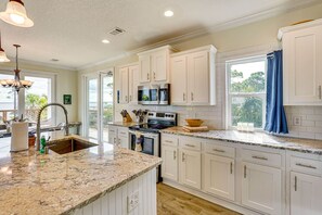 Fridge, microwave, oven, stovetop - Trudy Mays Bay House (Cape San Blas)