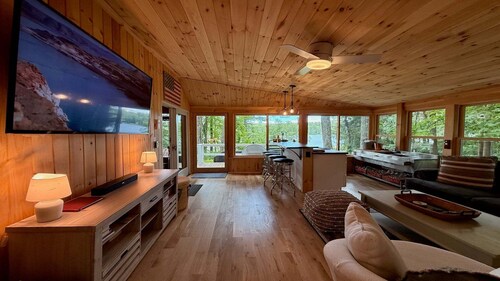 2 Docks, Directly on Lake Buel, Sunsets: Sleeps 8!