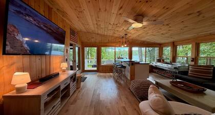 2 Docks, Directly on Lake Buel, Sunsets: Sleeps 8!