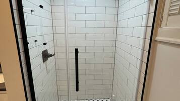 Douche, sèche-cheveux, serviettes fournies, savon