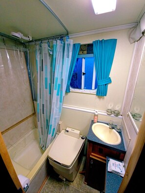Een douche, een haardroger, toiletpapier