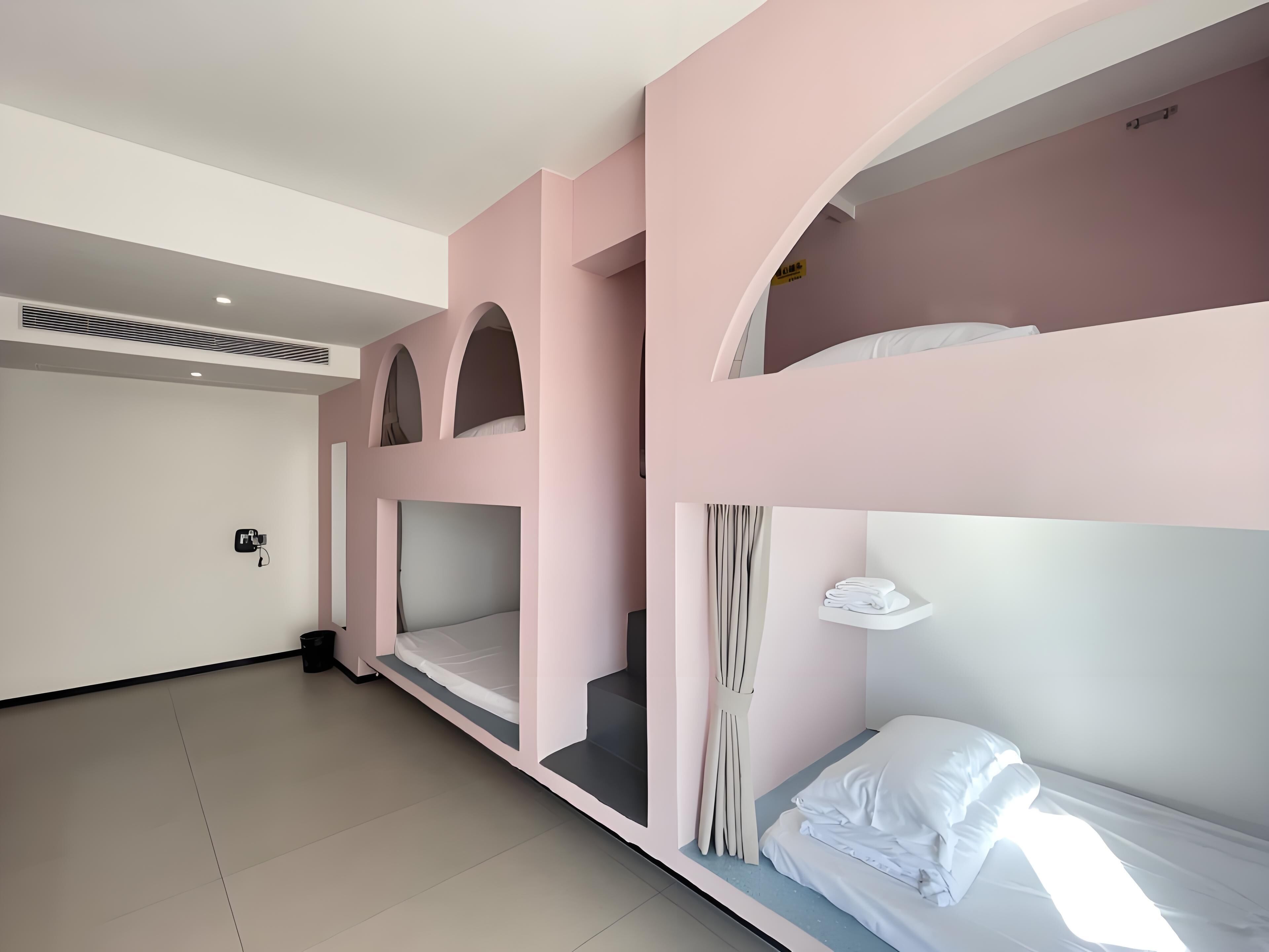 Dormitório compartilhado econômico, somente para homens, vista para a piscina | Roupas de cama antialérgicas, cortinas blackout, quartos à prova de som