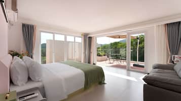 Quarto casal com design assinado, vista para a montanha | Roupas de cama antialérgicas, cortinas blackout, quartos à prova de som