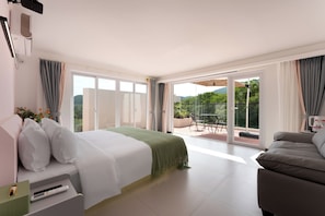 Quarto casal com design assinado, vista para a montanha | Roupas de cama antialérgicas, cortinas blackout, quartos à prova de som